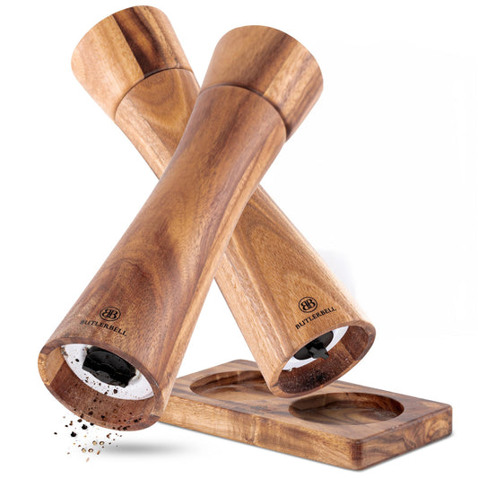 BUTLERBELL® Salz und Pfeffermühle Holz inkl. Untersetzer | 2er Set Gewürzmühle mit verstellbarem Keramikmahlwerk | Edle Salzmühle &amp; Pfeffermühle aus hochwertigem Akazienholz
